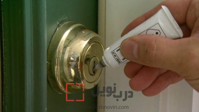 استفاده از اره مویی برای خارج کردن کلید گیر کرده